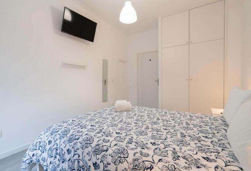 اتاق لوکس با بالکن, Moreira 284