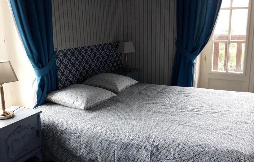 غرفة قياسية مزوَّدة بشُرفة, Le Chalet Suisse   Chambre Bleue