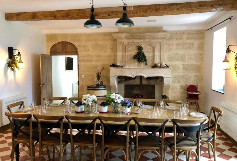חדר סטנדרט לשלושה עם נוף לגינה, Chambres D Hôte & Gîte Château Le Conte   Saint Emilion