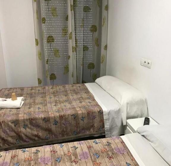 اتاق استاندارد با سرویس بهداشتی مشترک, Lf Habitación Familiar Con Balcón Y Baño Privado   No Fumadores   Sin Ascensor