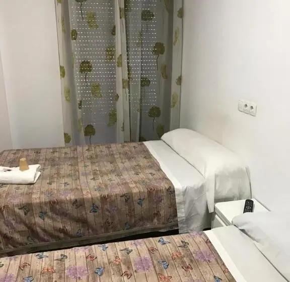 اتاق استاندارد با سرویس بهداشتی مشترک, Lf Habitación Familiar Con Balcón Y Baño Privado   No Fumadores   Sin Ascensor