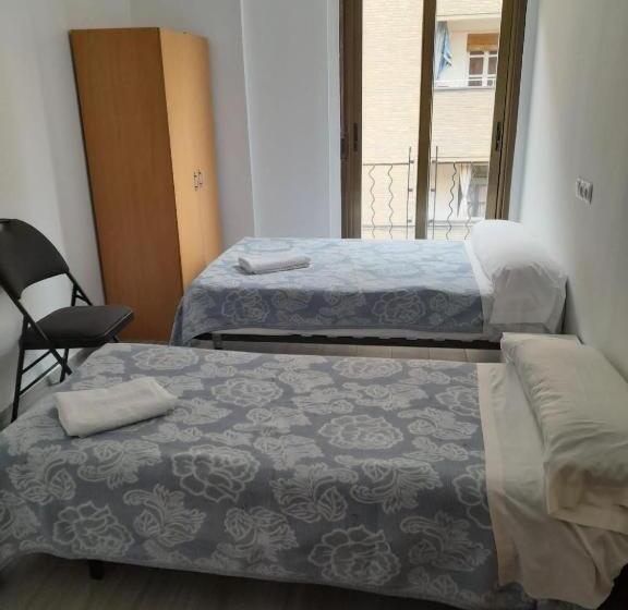 اتاق استاندارد با سرویس بهداشتی مشترک, Lf Habitación Familiar Con Balcón Y Baño Privado   No Fumadores   Sin Ascensor