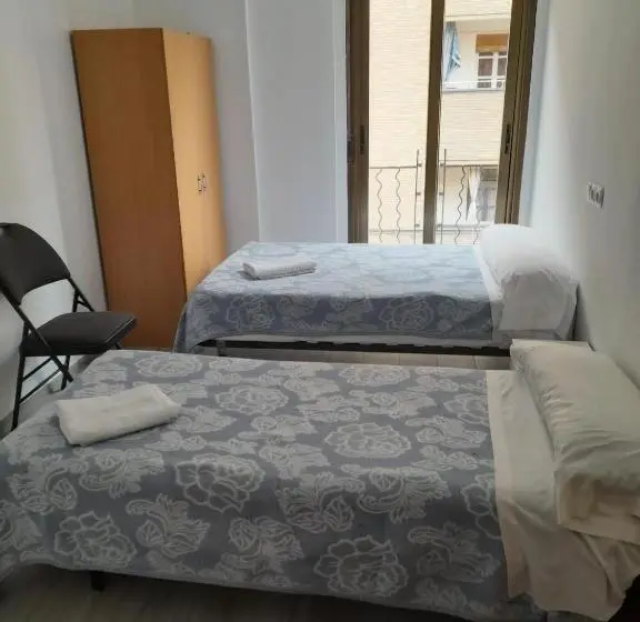 اتاق استاندارد با سرویس بهداشتی مشترک, Lf Habitación Familiar Con Balcón Y Baño Privado   No Fumadores   Sin Ascensor