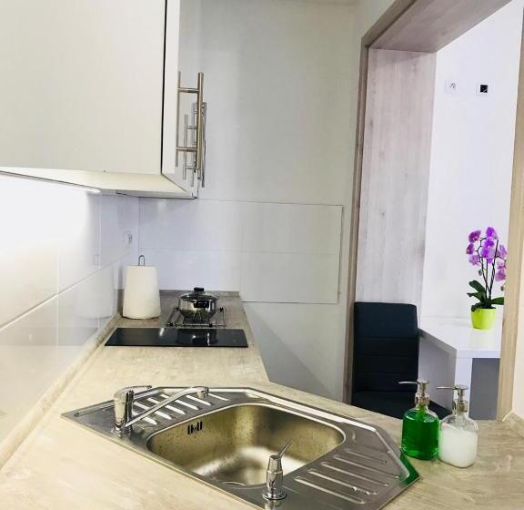 استودیوی استاندارد, Panorama Apartments