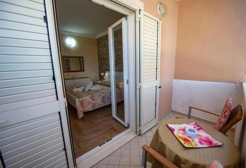 اتاق سوپریور با چشمانداز دریا و بالکن, La Perla Del Tirreno