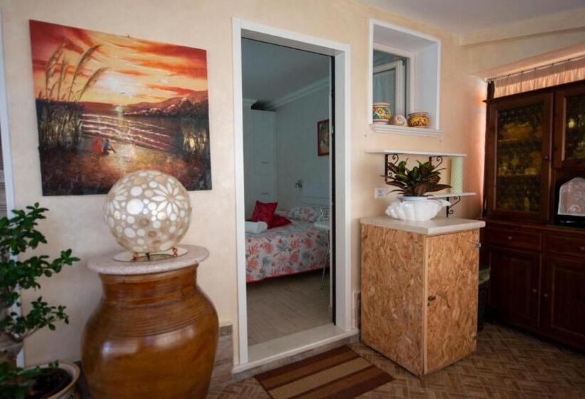 اتاق لوکس با چشمانداز, La Perla Del Tirreno