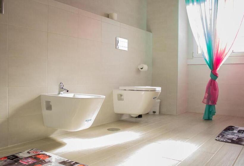 اتاق استاندارد سه تخته با سرویس بهداشتی مشترک, Guest House Guerra Junqueiro Ii