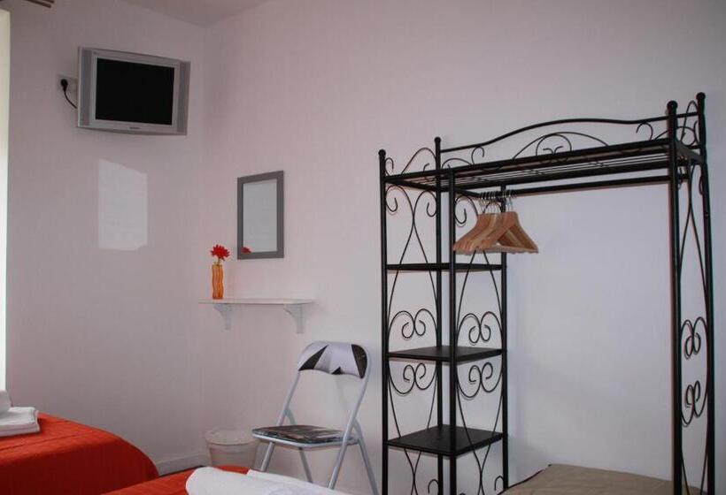 اتاق استاندارد سه تخته با سرویس بهداشتی مشترک, Guest House Guerra Junqueiro Ii