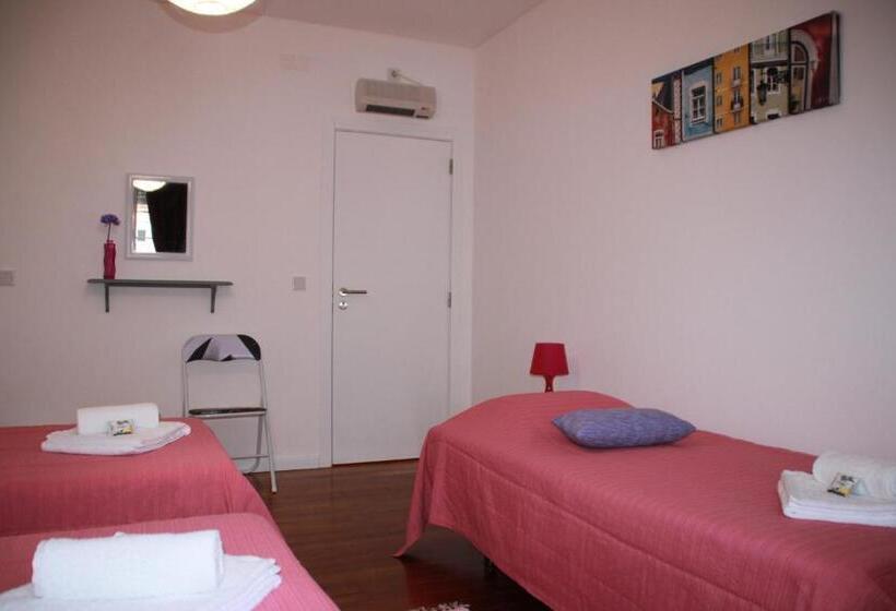 اتاق استاندارد سه نفره, Guest House Guerra Junqueiro Ii