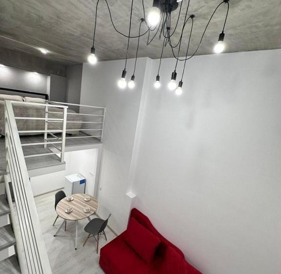 Deluxe Studio, Mandarin