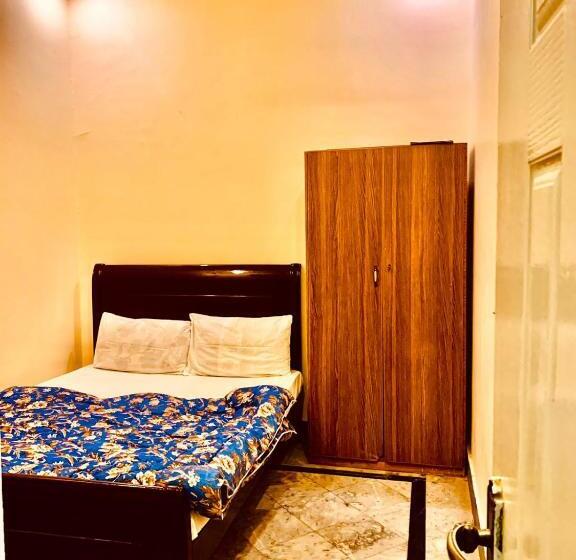 اتاق لوکس, Swiss Cottage