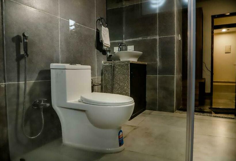 سوییت خانوادگی, Komal Inn