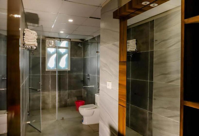 سوییت خانوادگی, Komal Inn