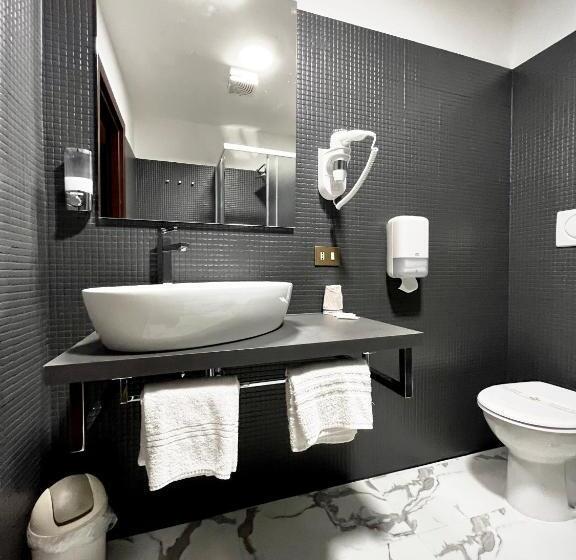 اتاق سه‌نفرۀ استاندارد با سرویس بهداشتی بیرون از اتاق, Prati Comfort