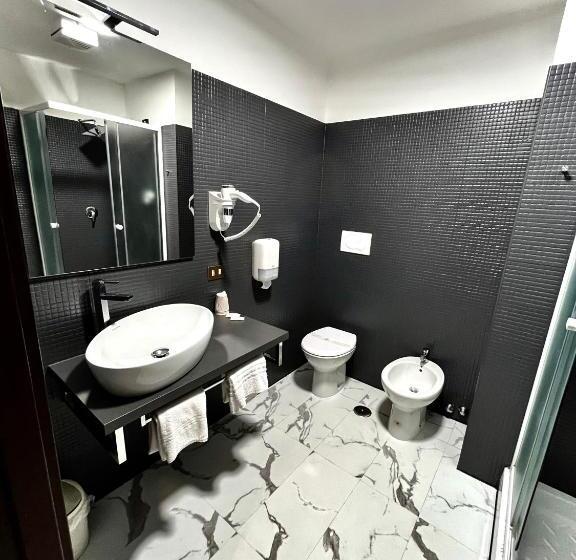 اتاق سه‌نفرۀ استاندارد با سرویس بهداشتی بیرون از اتاق, Prati Comfort