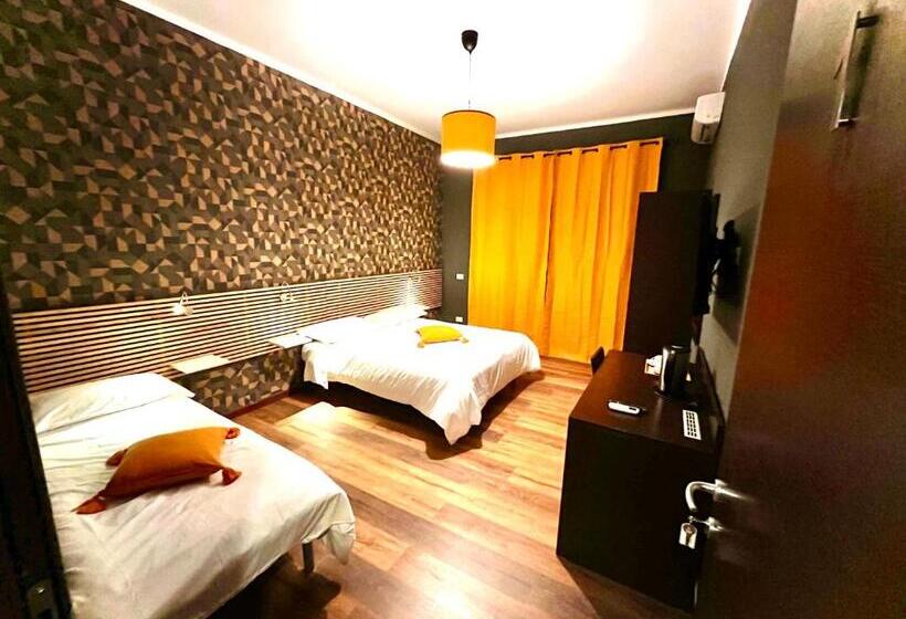 اتاق سه‌نفرۀ استاندارد با سرویس بهداشتی بیرون از اتاق, Prati Comfort