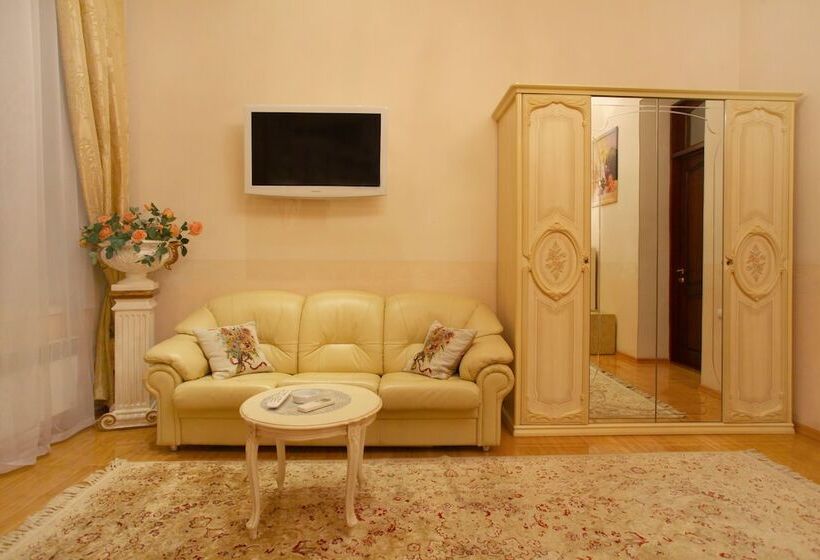 Delüks Süit, Ekaterina