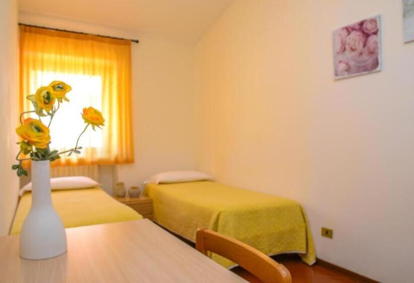 غرفة قياسية رباعية مزودة بشُرفة, Garni Onda