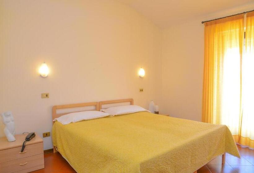 غرفة قياسية رباعية مزودة بشُرفة, Garni Onda