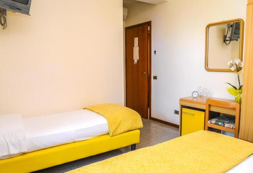 غرفة قياسية رباعية مزودة بشُرفة, Garni Onda