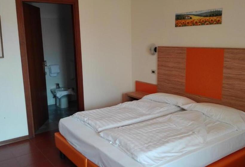 غرفة قياسية ثلاثية مزودة بشرفة, Garni Onda