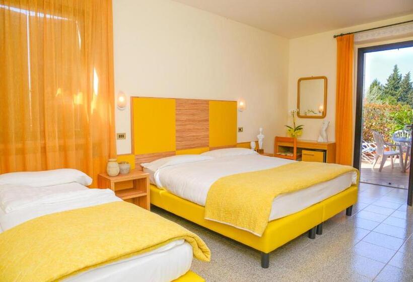 غرفة قياسية ثلاثية مزودة بشرفة, Garni Onda