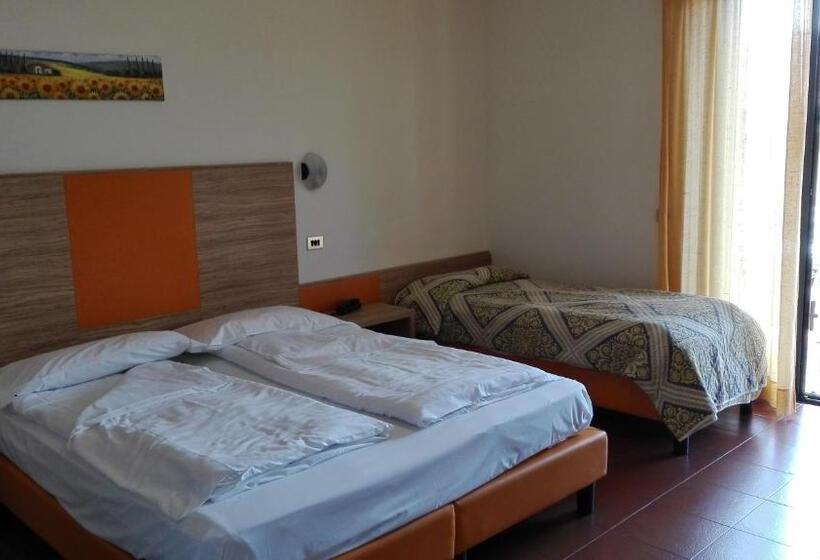 غرفة قياسية ثلاثية مزودة بشرفة, Garni Onda