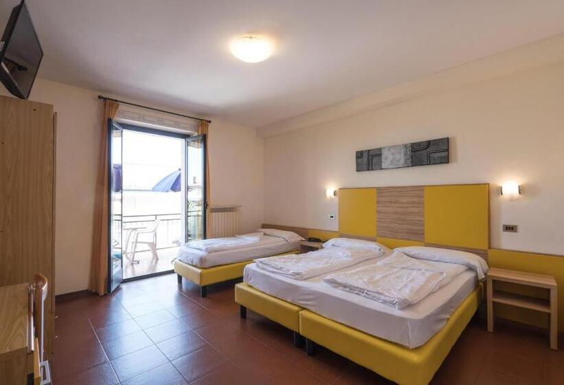 غرفة قياسية ثلاثية مزودة بشرفة, Garni Onda