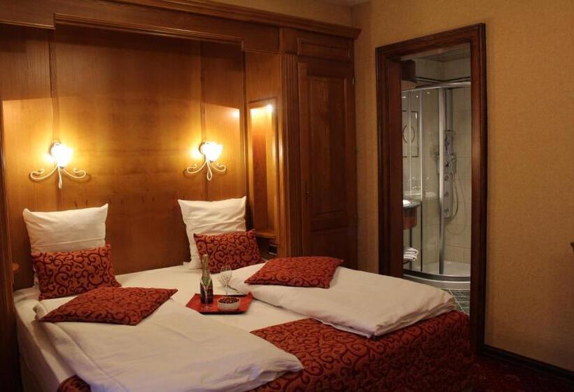 Номер Стандарт Трехместный, Hôtel Le Mittelwihr