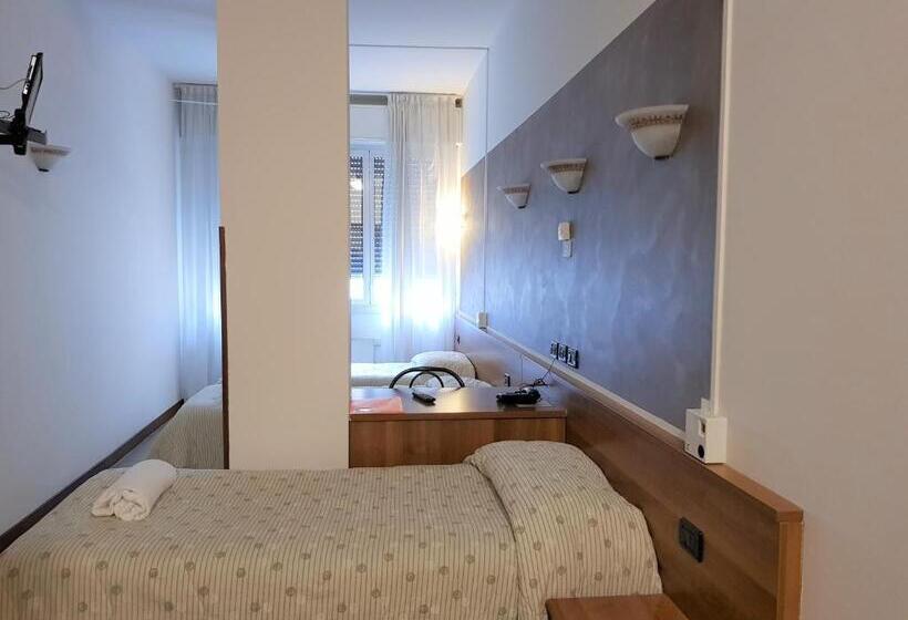 חדר סטנדרט לשלושה, Marinoni