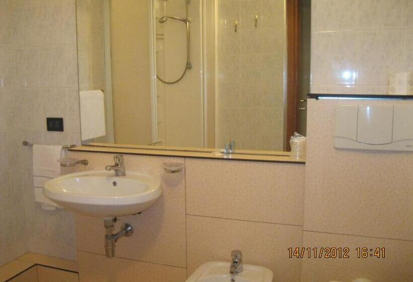 חדר סטנדרט לארבעה, Marinoni