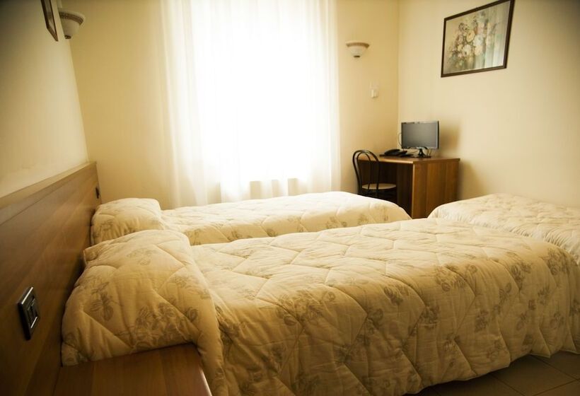 חדר סטנדרט לשלושה, Marinoni