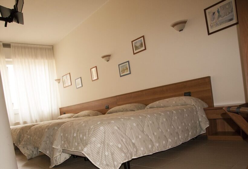 חדר סטנדרט לשלושה, Marinoni