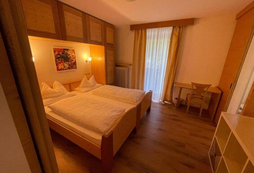 スタンダードトリプルルーム, Meisules