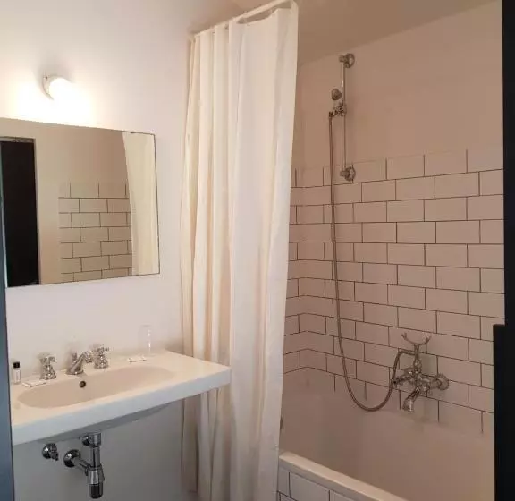 Standard Kolmen Hengen Huone, O Ieper