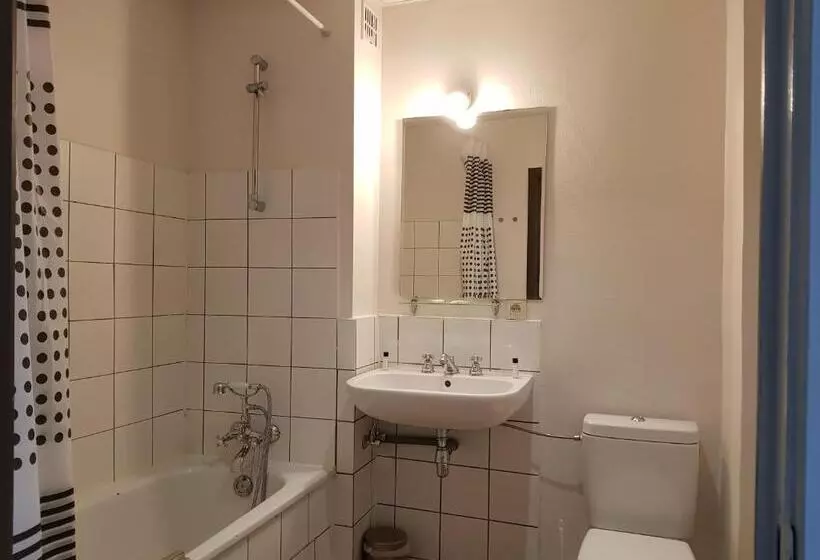 Standard Kolmen Hengen Huone, O Ieper