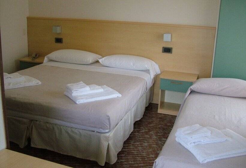 اتاق استاندارد سه تخته با بالکن, San Benedetto