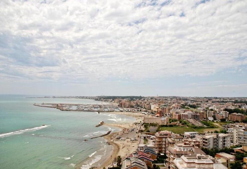 استودیوی استاندارد با چشمانداز دریا, Scacciapensieri