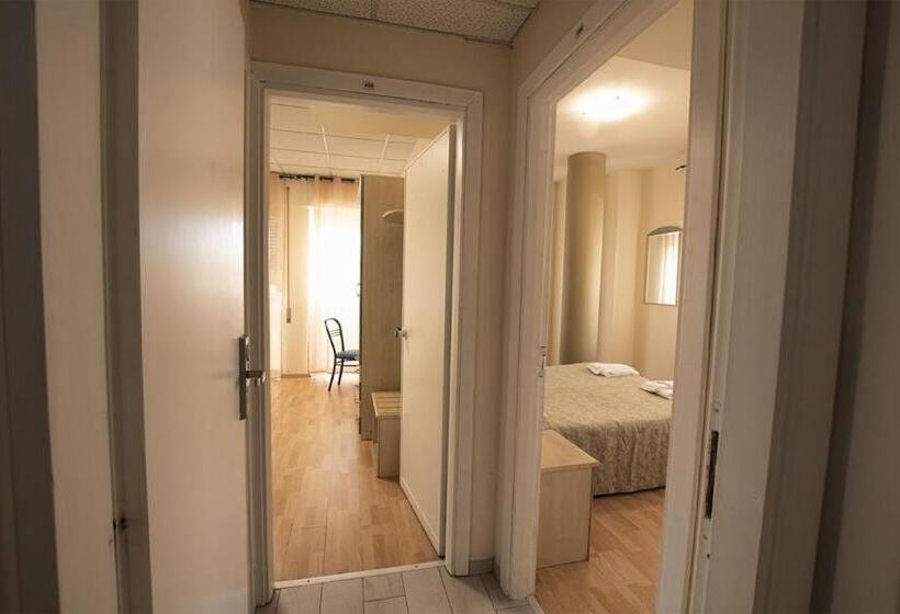 اتاق خانوادگی با سرویس بهداشتی مشترک, Scacciapensieri