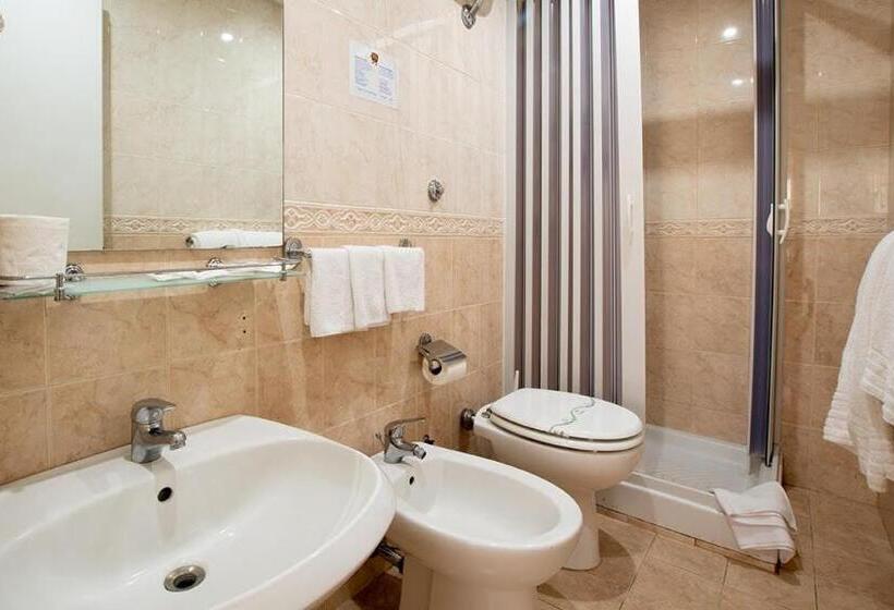 اتاق خانوادگی با سرویس بهداشتی مشترک, Scacciapensieri