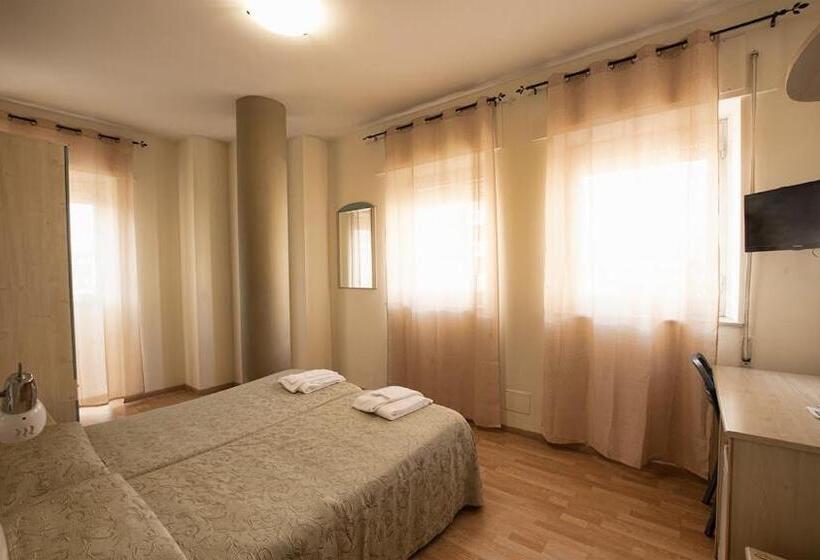 اتاق خانوادگی با سرویس بهداشتی مشترک, Scacciapensieri