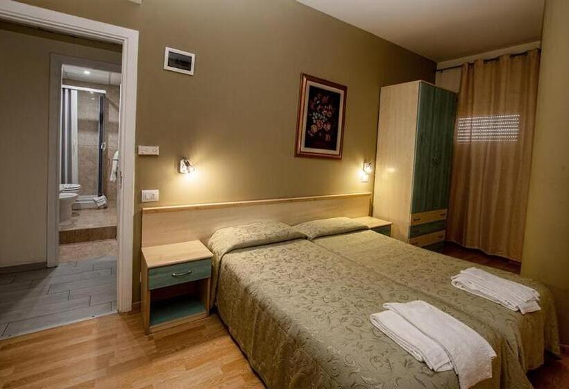 اتاق خانوادگی با سرویس بهداشتی مشترک, Scacciapensieri