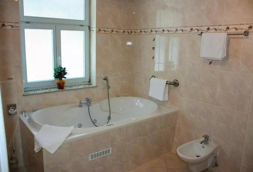 Classic Kolmen Hengen Huone, Parkhotel Waldschlösschen
