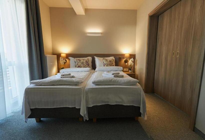 סטודיו משפחתי, Eden 5