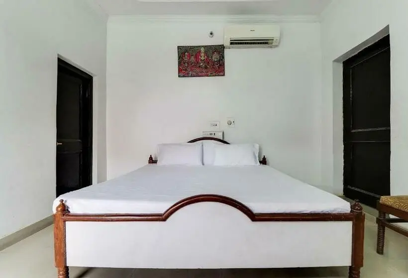 Classic Kolmen Hengen Huone, Spot On 42133 Hanuman Bagh