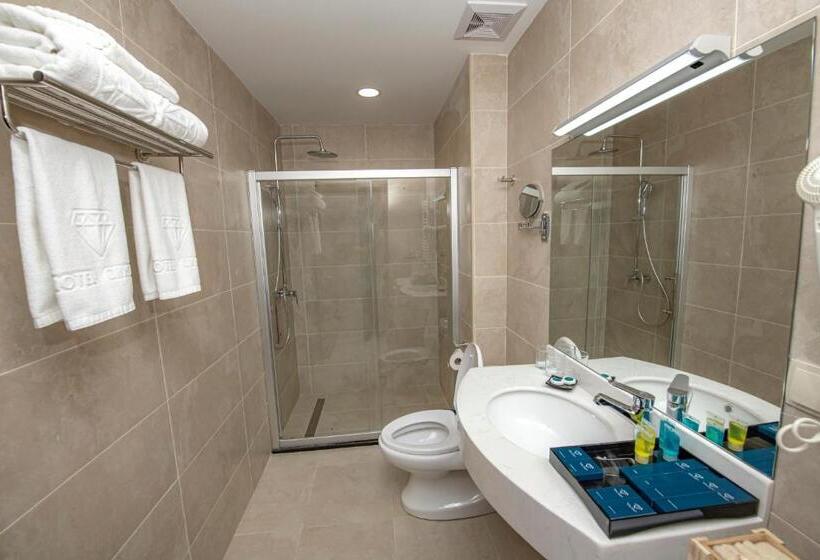 سوییت جونیور, Crystal Resort