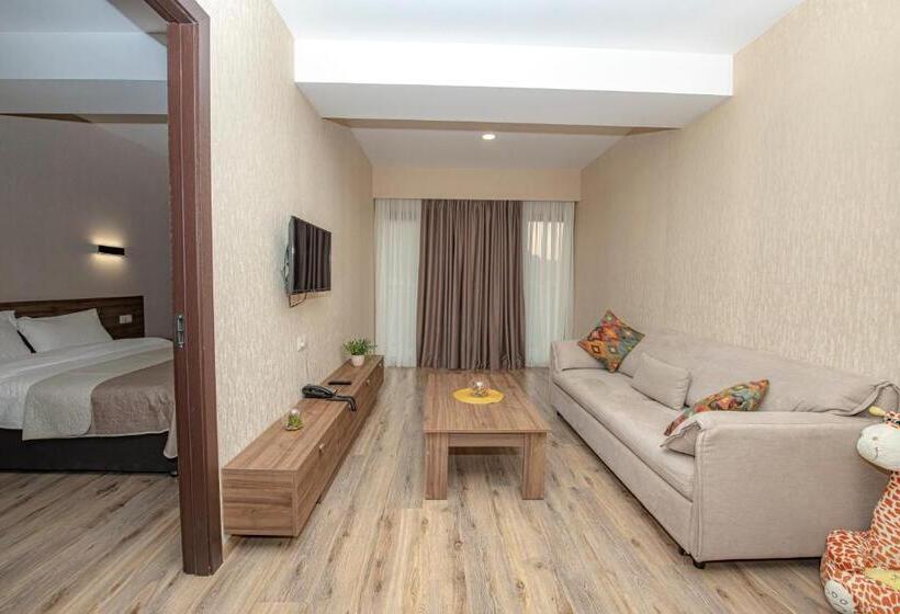 سوییت, Crystal Resort