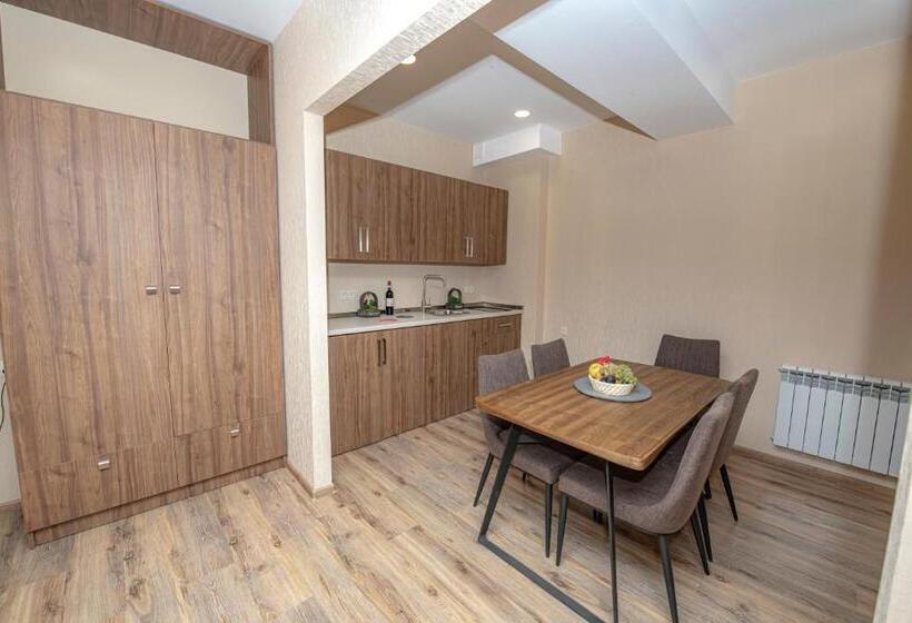 سوییت, Crystal Resort