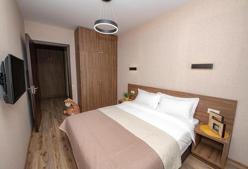 اتاق خانوادگی, Crystal Resort