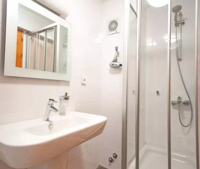 اتاق استاندارد سه نفره, Aika Hotel Alaybey